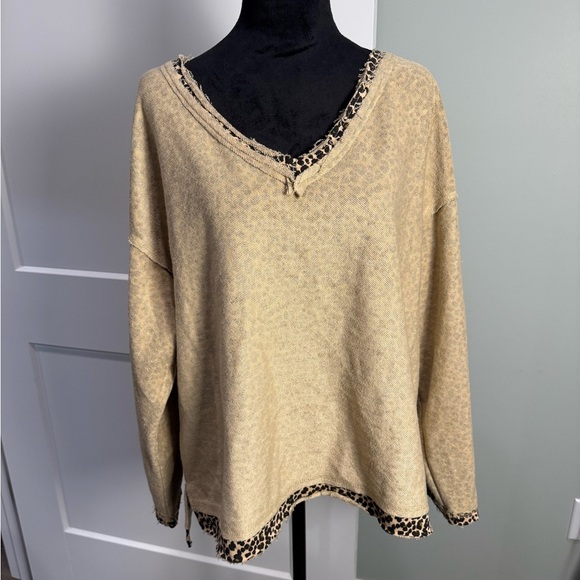 POL Reverse It Up Top leopard edge detail oversized raw hem - Picture 1 of 7